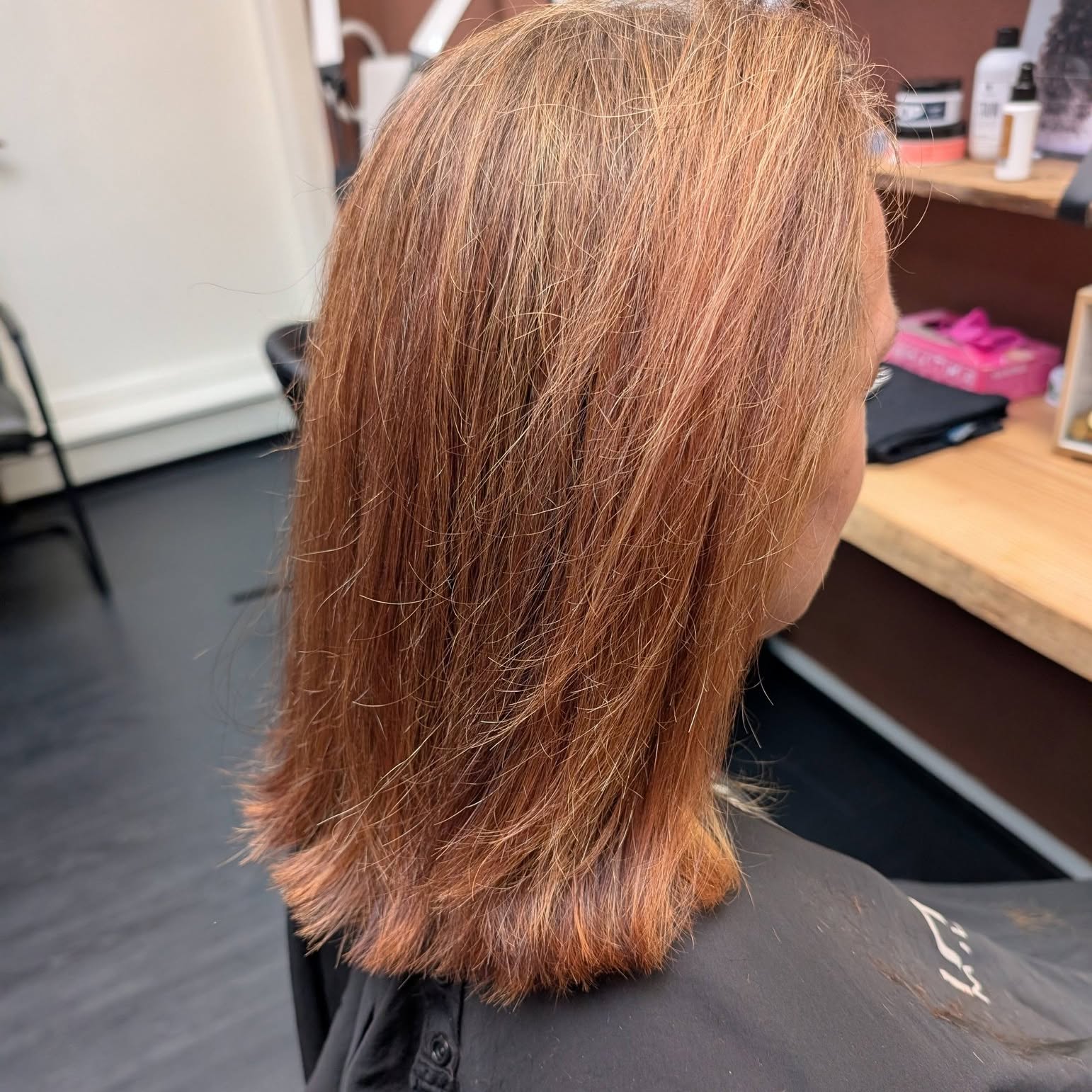 Koperen laagjes met glans, in de salon