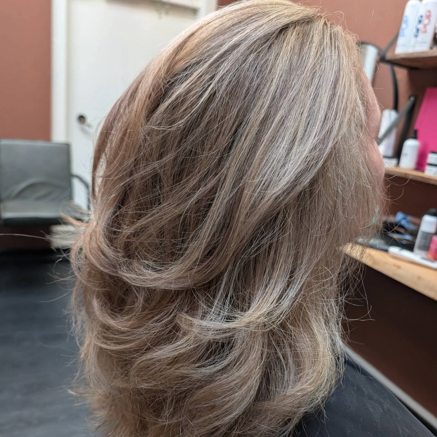 Laagjes met highlights, geföhnd met volume