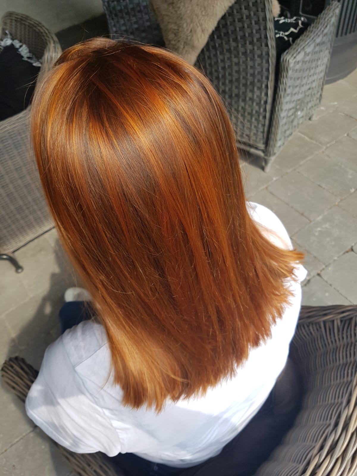 Kopergekleurd haar tot op de schouders, van achteren