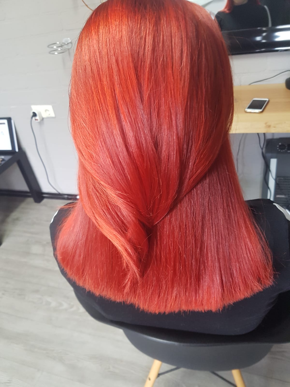 Rood en oranje kleur in steil haar, van achteren